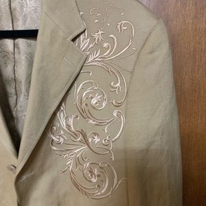 Men’s men’s embroidered formal cream colored blazer size 42L